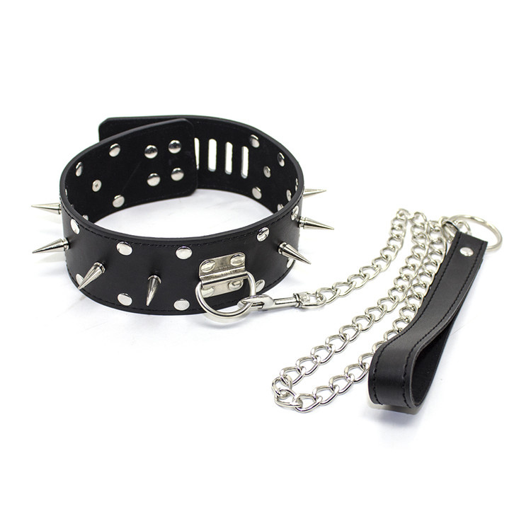 Lederhalsband mit Spikes & Kette – Dominanz & Kontrolle