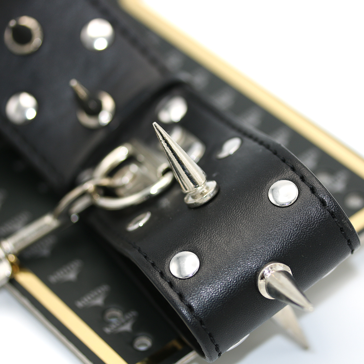 Lederhalsband mit Spikes & Kette – Dominanz & Kontrolle