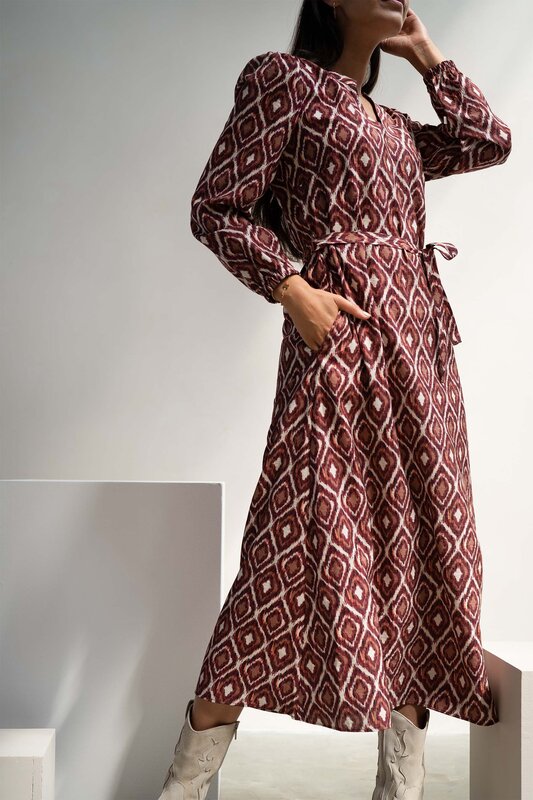 Zusss Zusss | Maxi jurk met ikat print zand/roodbruin