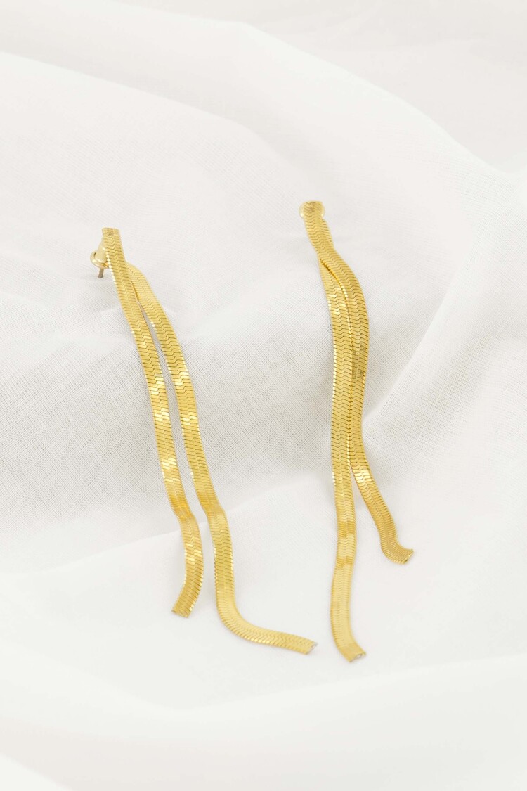 Zusss Zusss | Lange oorbel met visgraat structuur goud