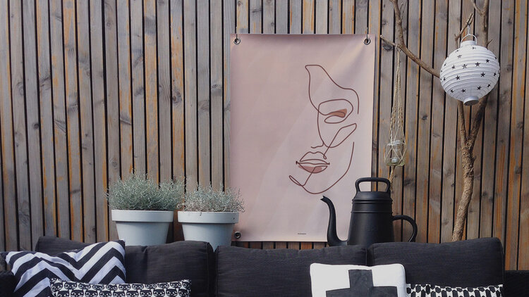 Villa Madelief VM | Tuinposter woman in lines