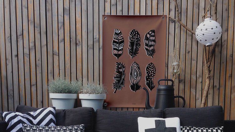 Villa Madelief VM | Tuinposter veertjes bruin