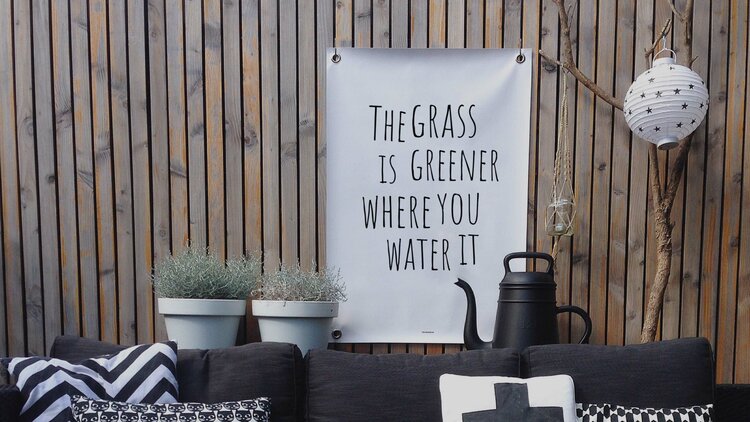 Villa Madelief VM | Tuinposter The grass is greener