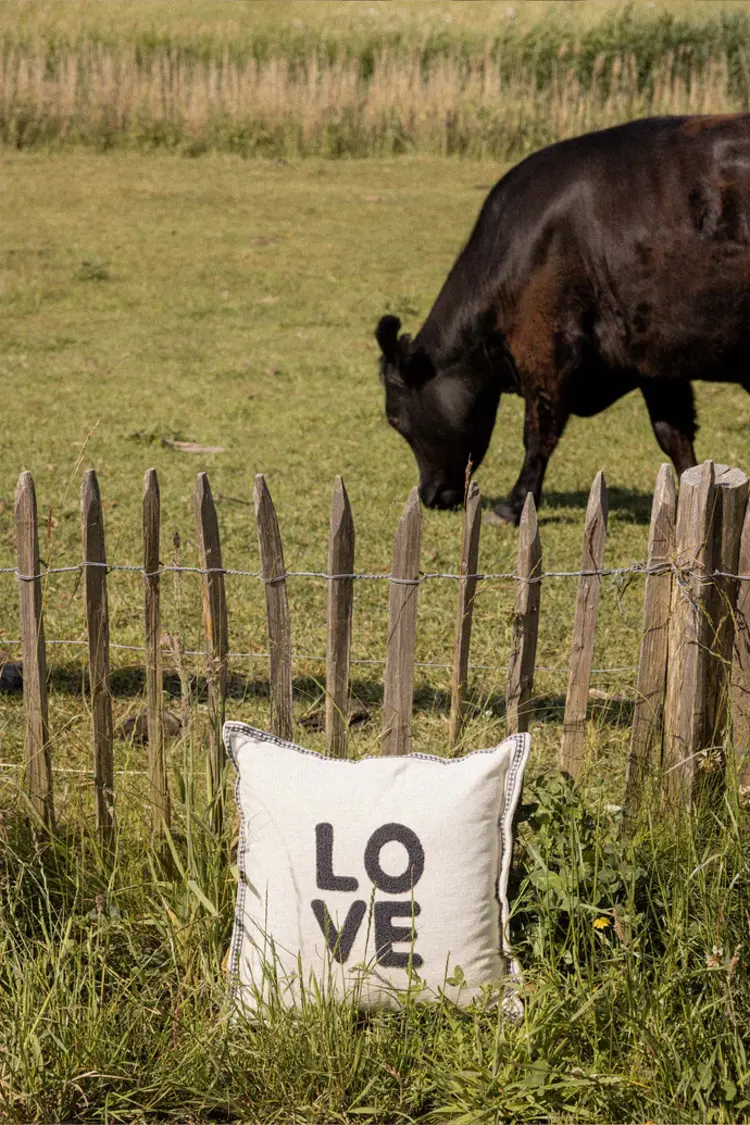 Zusss Zusss | Kussen love 45x45cm zand/antracietgrijs