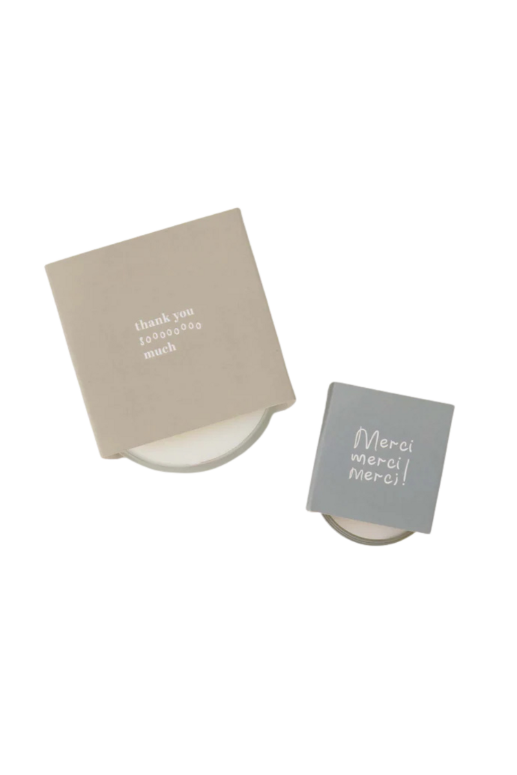 Zusss Zusss | Geurkaarsje in wikkel merci wit/grijsblauw