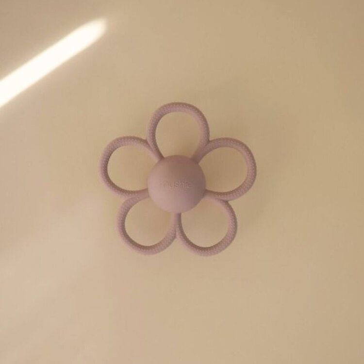 Mushie Mushie | Bijspeeltje met rammelaar Daisy lila