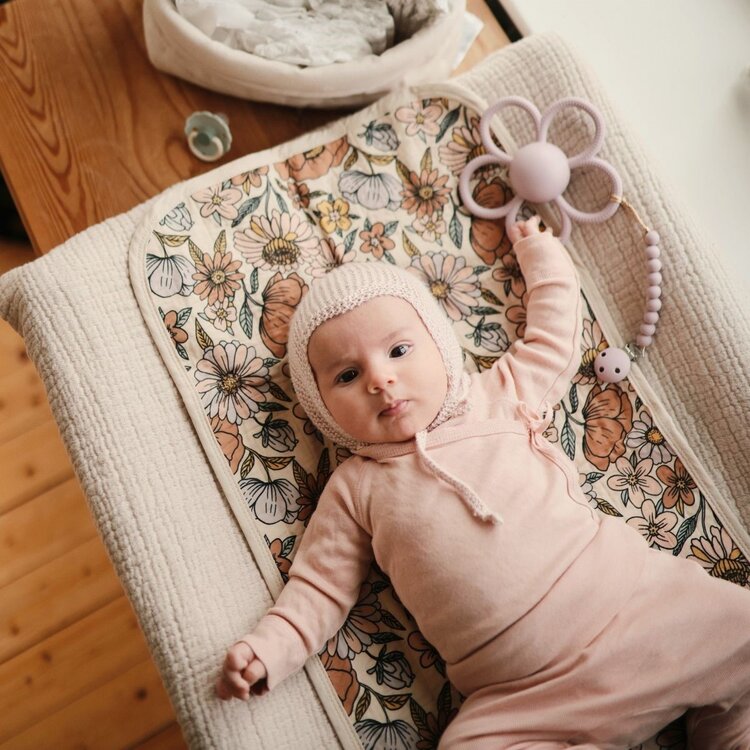 Mushie Mushie | Bijspeeltje met rammelaar Daisy lila