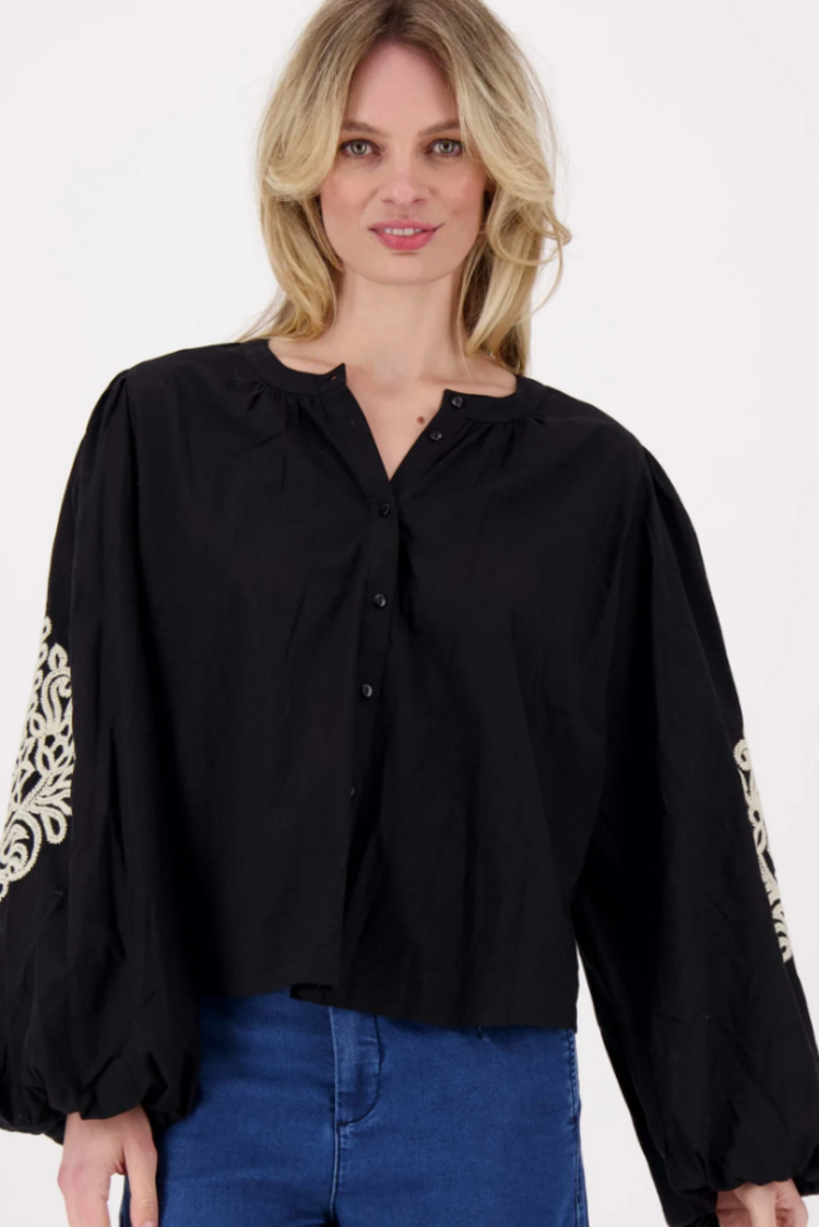 Zusss Zusss | Blouse borduur mouwen zwart
