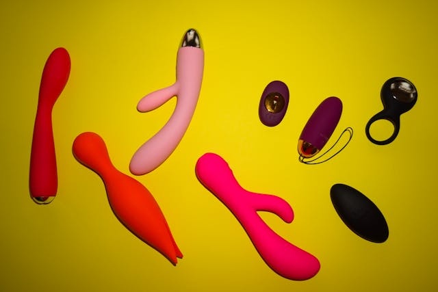 What is the difference between a dildo and vibrator?