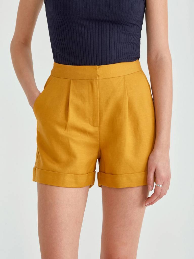 Front Pleated Linen Blend Short in Dark Honey