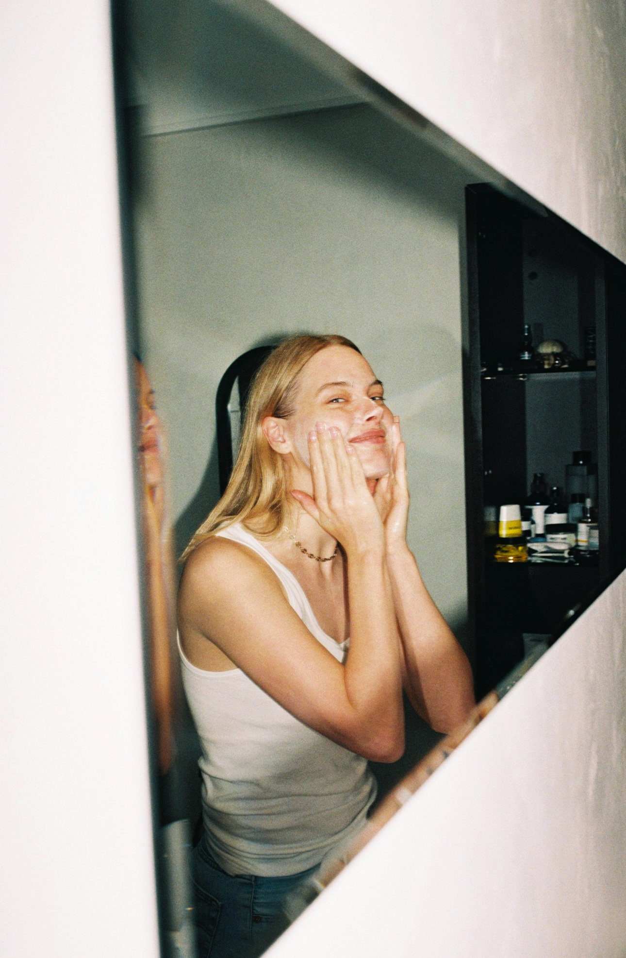 BEAUTSY BATHROOM SHELFIES - ROMY06 ©KimErich