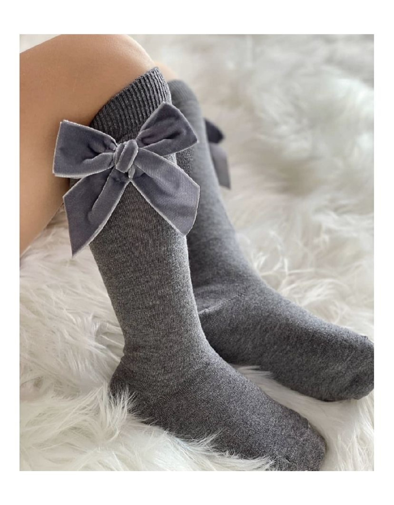 CONDOR Light Grey Velvet Bow Socks