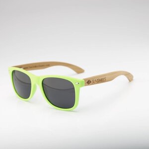Bambussonnenbrille mit transparentem, grünem Rahmen