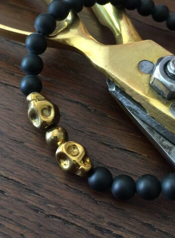 Onyx  | matt - schwarz |  6 mm  | Skulls - vergoldet