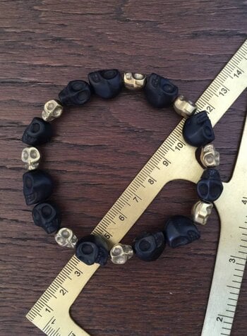 Schwarze Totenköpfe | 10x12 mm | goldfarbene Vintage Skulls