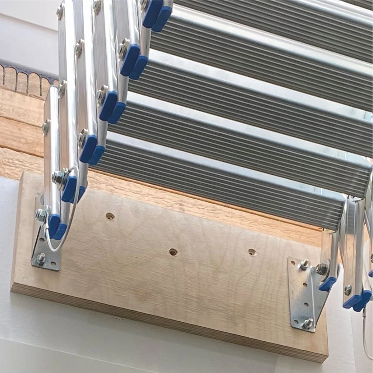 Wellhöfer Alu-Scherentreppe mit Stirnbrett | NEU: Wand- oder Deckenmontage