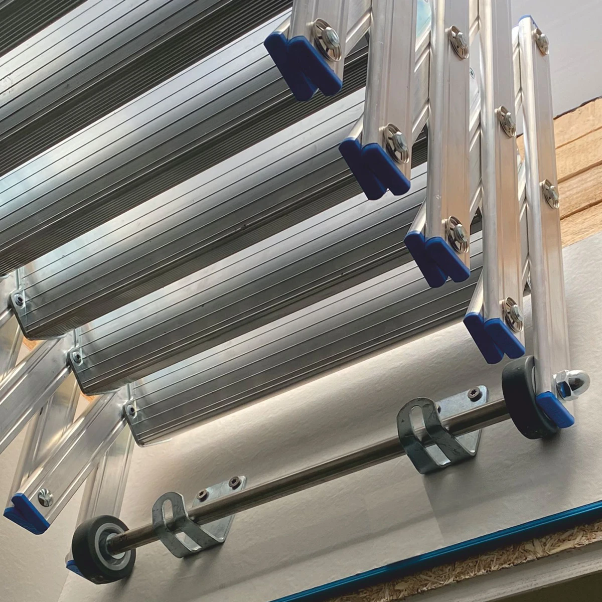 Wellhöfer Alu-Scherentreppe mit Stirnbrett | NEU: Wand- oder Deckenmontage