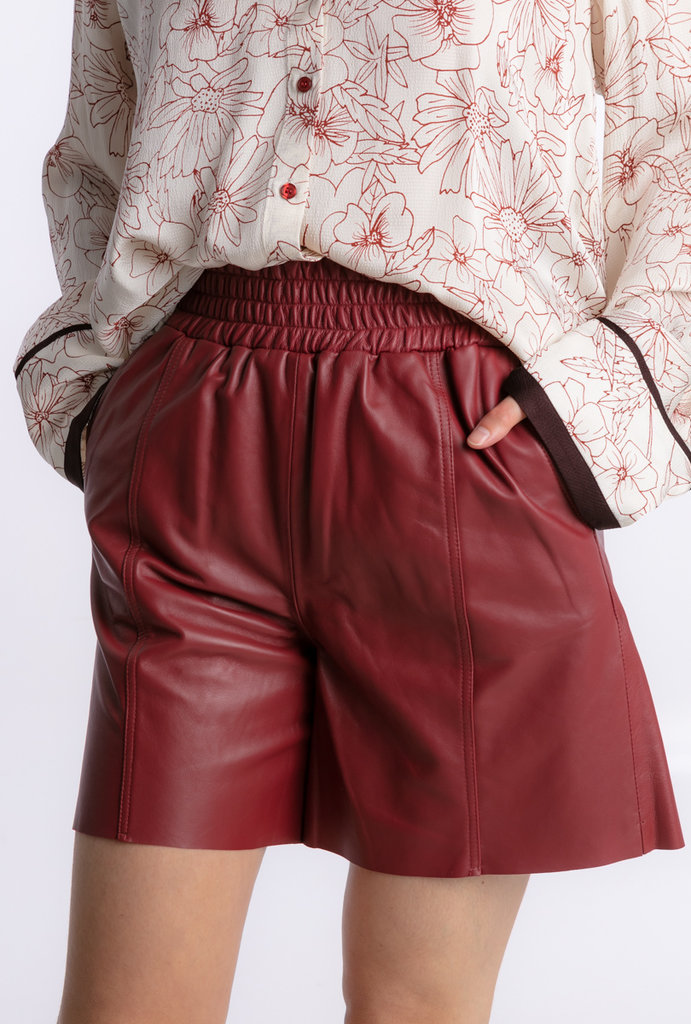 Gestuz Lilja leather shorts - Red rhubarb