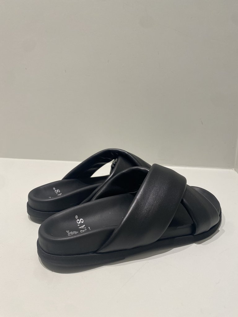 Thera's Chunky cross sandal - Black
