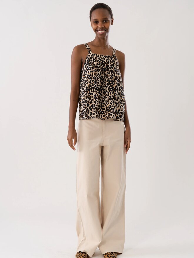 15 Eye-Catching Outfits With Animal Printed Wide Leg Pants - Styleoholic