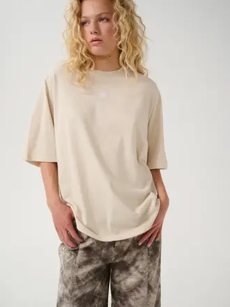 Gestuz Erica Tee - Ancient Scroll