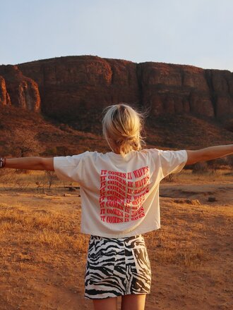 LN Knits It Comes In Waves' T-shirt - Cream/Neon