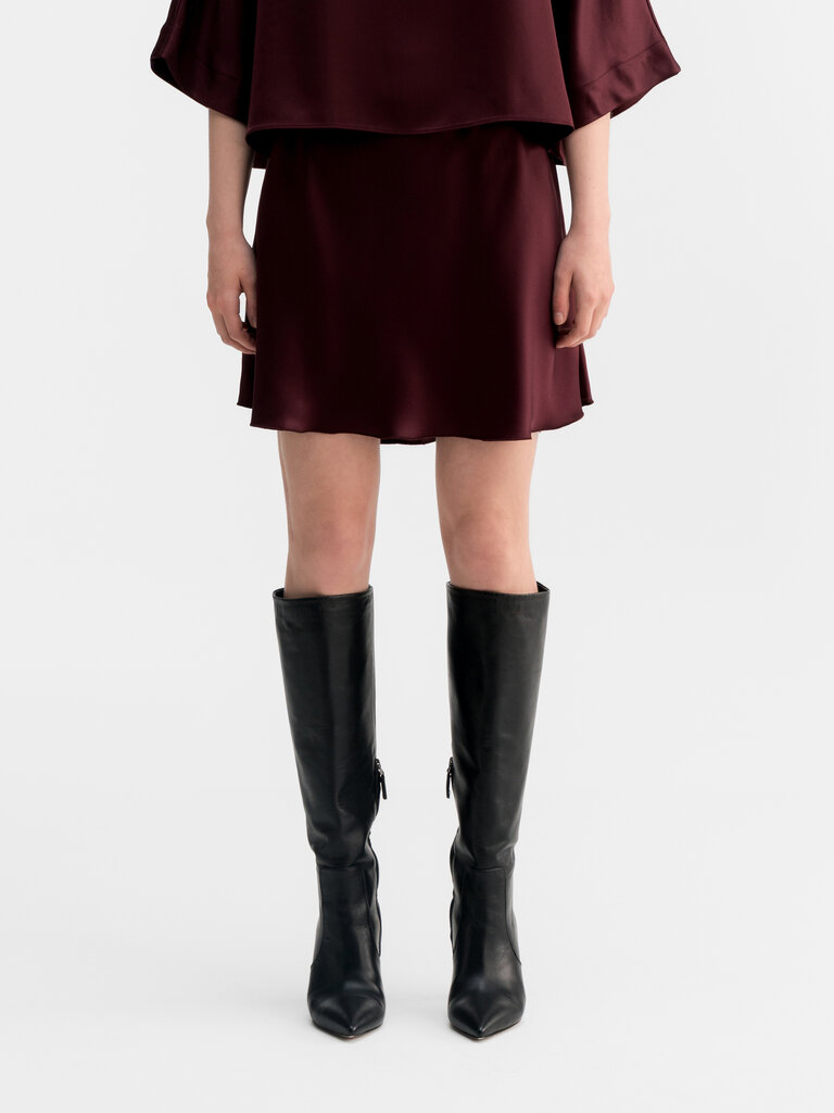 Ahlvar Gallery Hana Short Satin Skirt - Burgundy