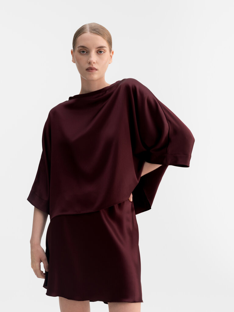 Ahlvar Gallery Hana Short Satin Skirt - Burgundy