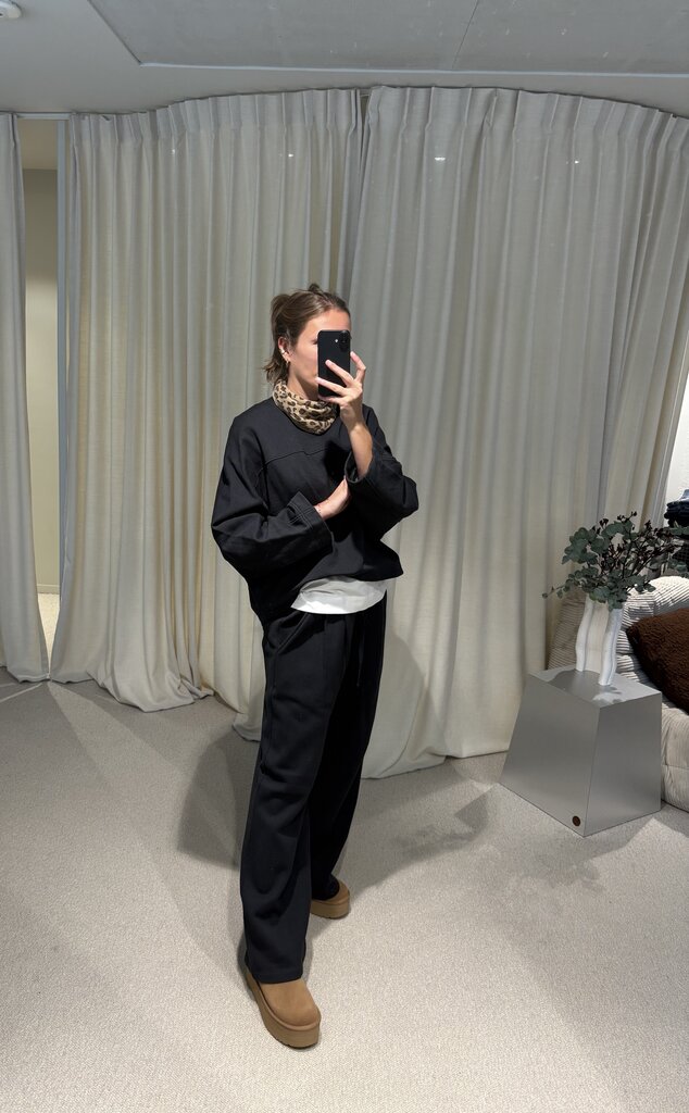 Mel Antwerp Santa Sweater - Coal