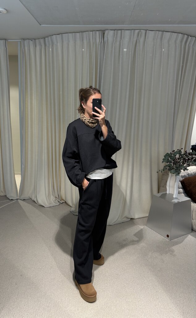 Mel Antwerp Santa Sweater - Coal