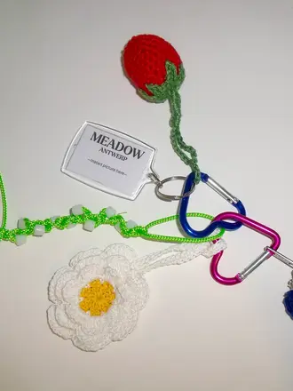 Meadow Bagcharm strawberry/ daisy