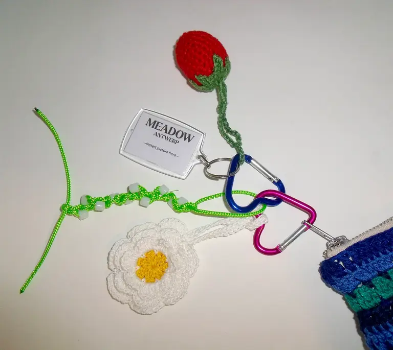 Meadow Bagcharm strawberry/ daisy