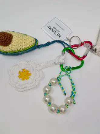 Meadow Bagcharm avocado/ daisy