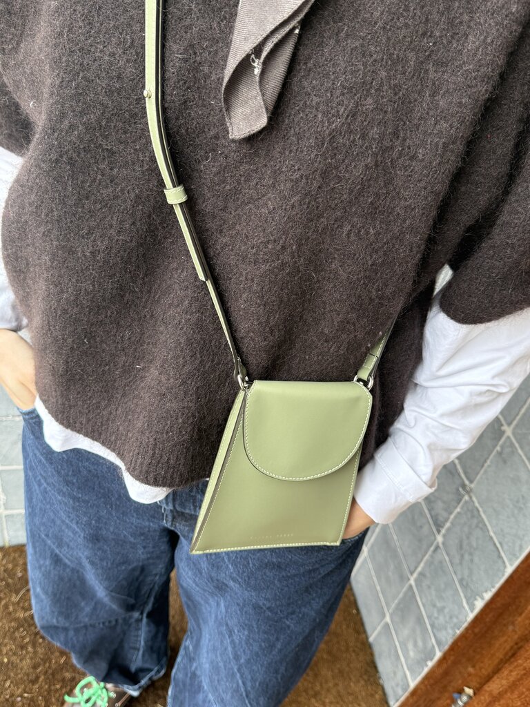 Zarina Rouge Billie Phone Pouch - Kiwi Patent