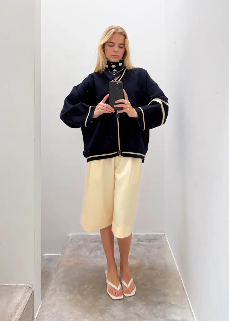 NOTED Benny cardigan - Butter yellow/ dark blue