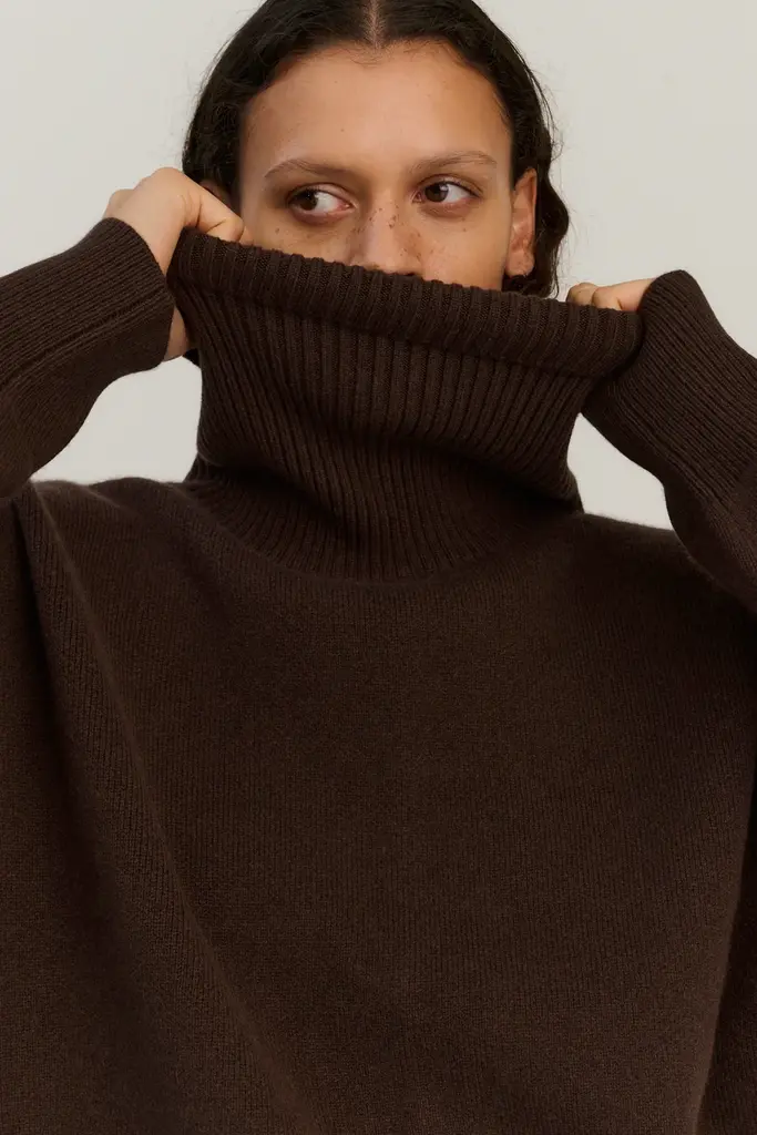 Rhea Knitted Heavy Turtle - Dark Brown