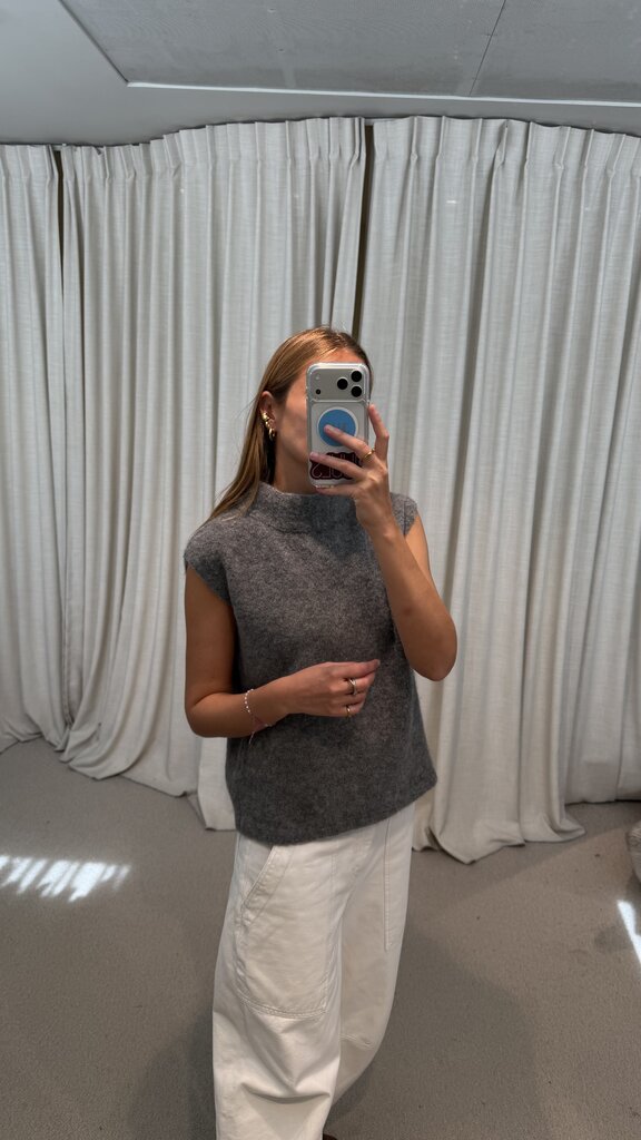 No Man's Land Knitted Waistcoat - Soft Grey