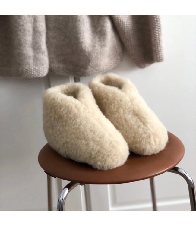 The Cozy Sheep wit wollen pantoffels