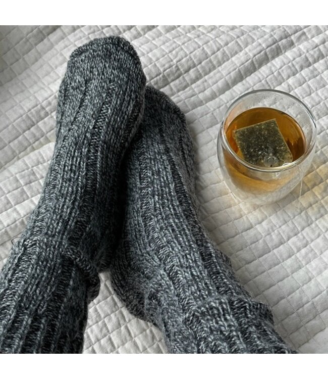 The Cozy Sheep donkergrijs wollen sokken