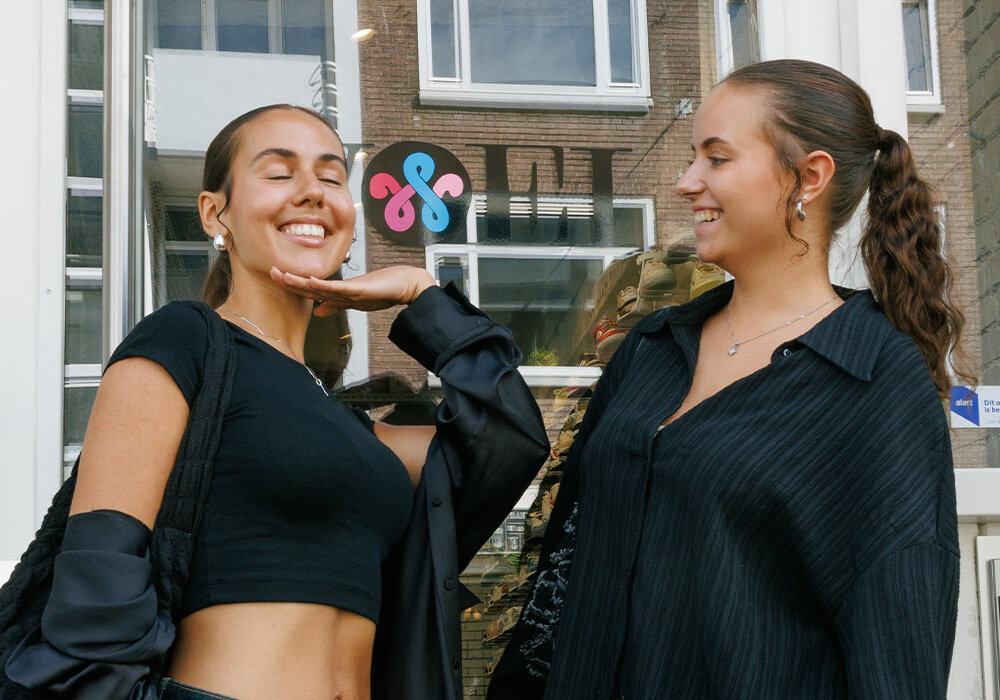 WOEI CLIENTELE: EMMI & STELLA 