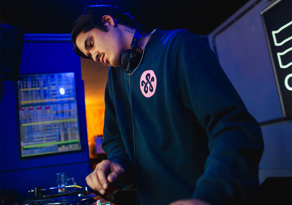 WOEI CREWNECK: SALUTE BLUE WOEI CREWNECK: SALUTE BLUE