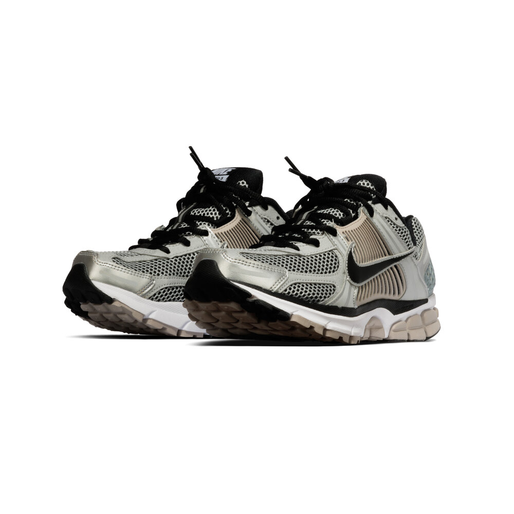 NIKE ZOOM VOMERO 5 ‘METALLIC SILVER BLACK’