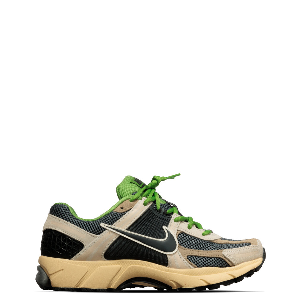 NIKE ZOOM VOMERO 5 ‘PALE IVORY OFF NOIR-SMOKE GREY’