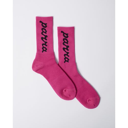 BY PARRA LOWERCASE SCRIPTLOGO CREW SOCKS HOT PINK