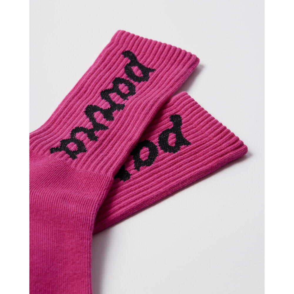 BY PARRA LOWERCASE SCRIPTLOGO CREW SOCKS HOT PINK