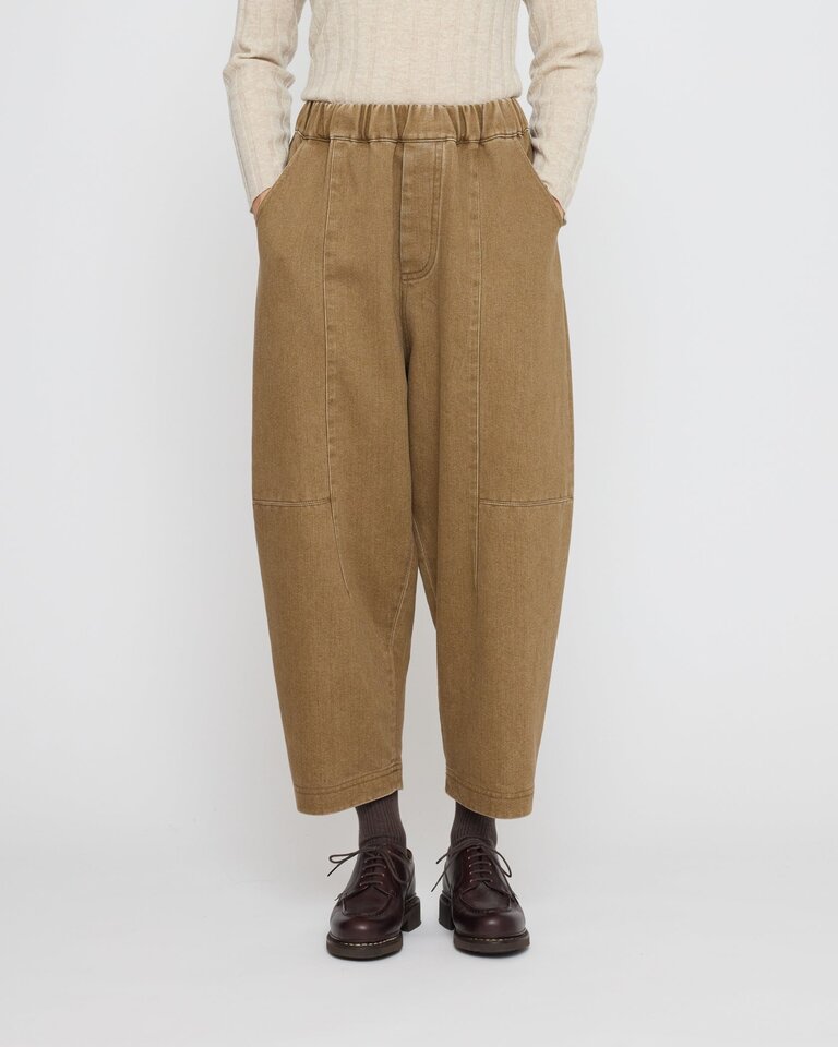 7115 7115 // Elastic Barrel Trouser Walnut