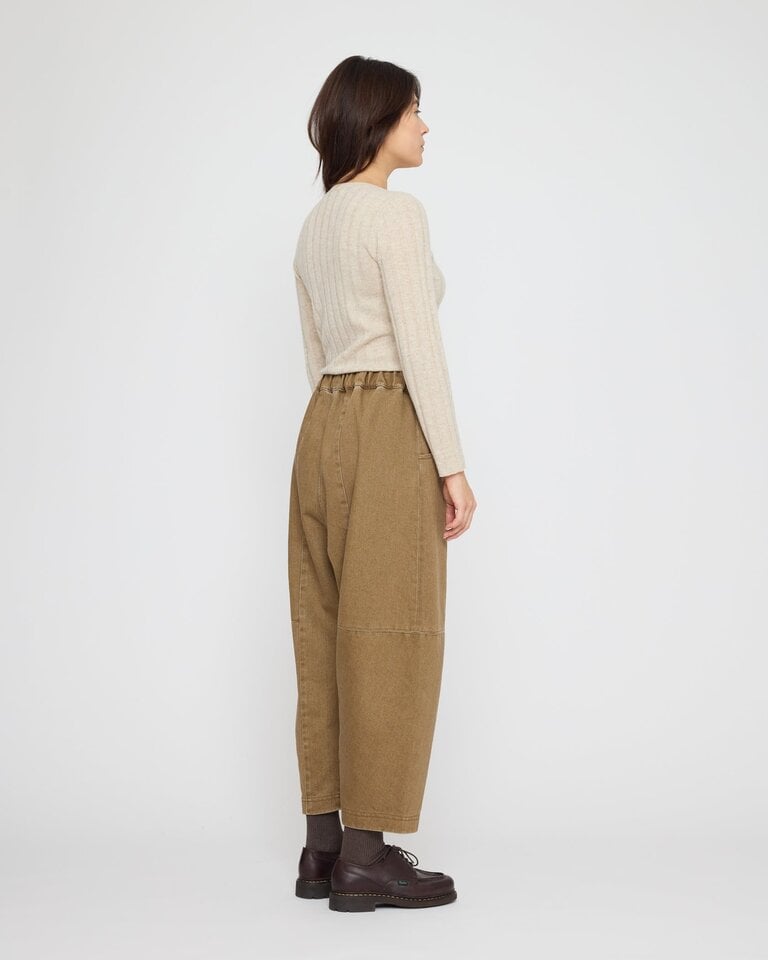 7115 7115 // Elastic Barrel Trouser Walnut