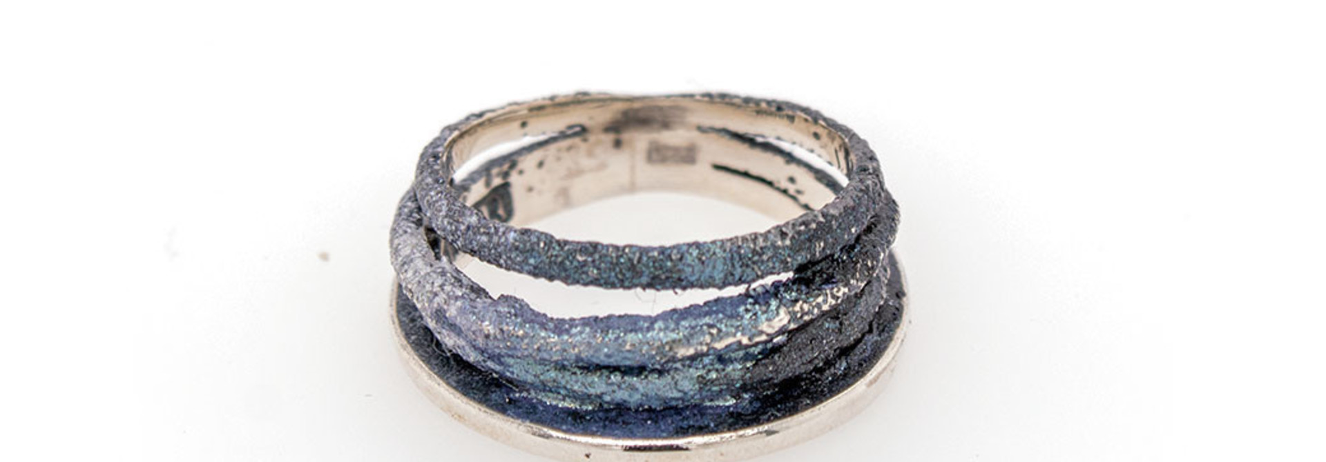Dynamische grijze ring