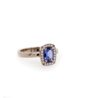 W. de Vaal Ring 14 crt white gold with Tanzanite 1,85 crt.
