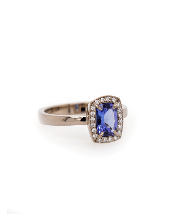 W. de Vaal Ring 14 crt white gold with Tanzanite 1,85 crt.